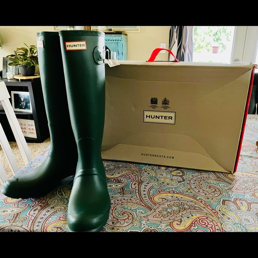 Hunter woman’s green boots. NWT and original box.